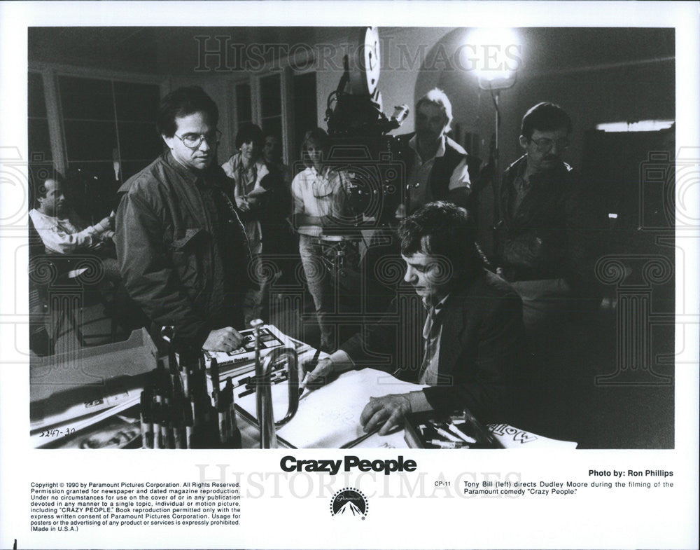 1990 Press Photo Tony Bill Directs Dudley Moore In &quot;Crazy People&quot; - Historic Images