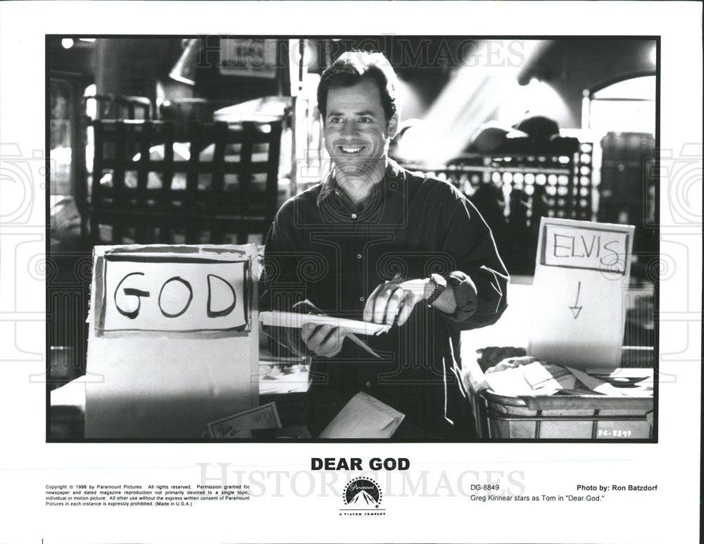 1996 Press Photo Dear God Film Actor Greg Kinnear With Mail Boxes Scene - Historic Images