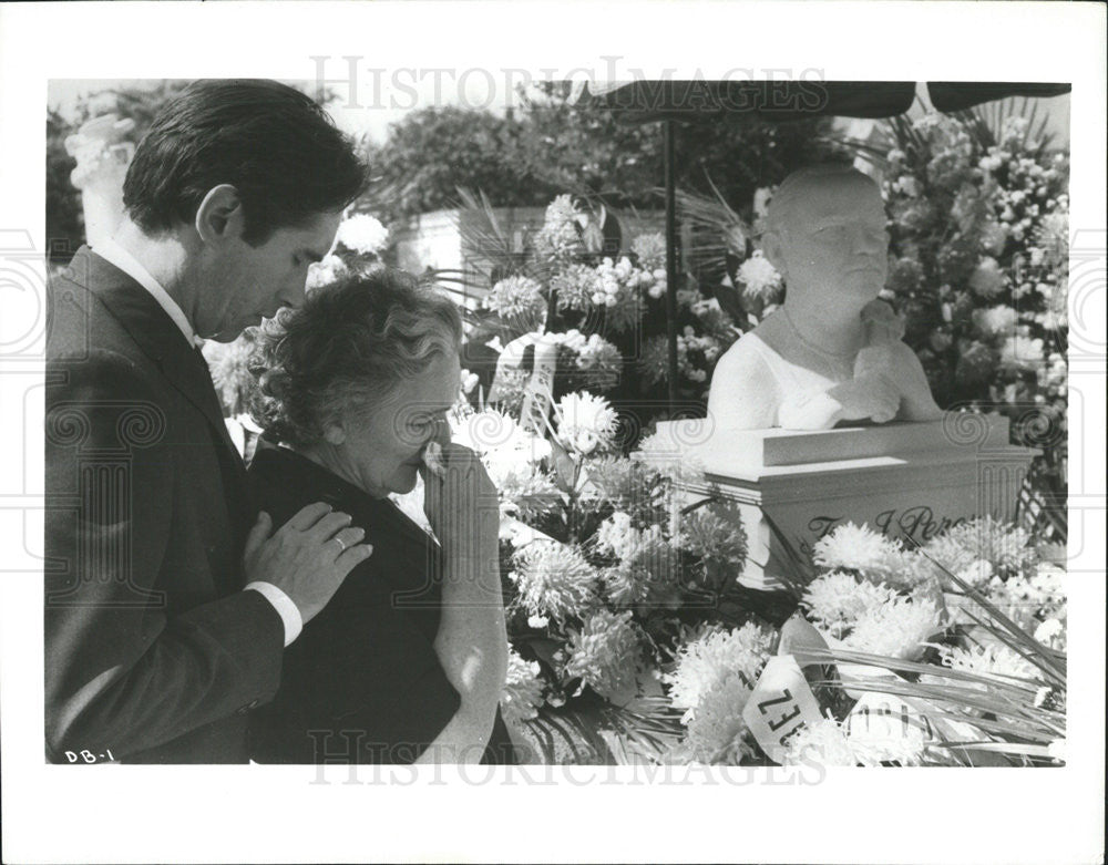 1966 Press Photo Death Of A Bureaucrat Film Salvador Wood Silvia Planas Grave - Historic Images
