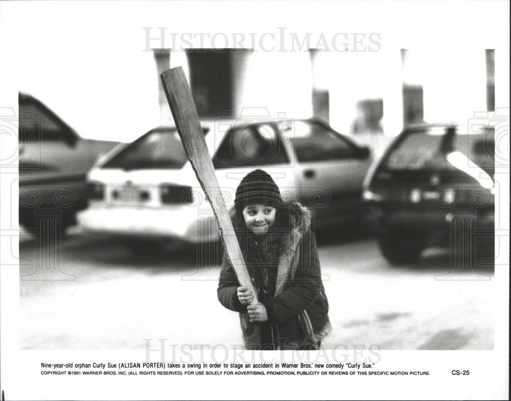 1991 Press Photo Curly Sue Film Alisan Porter Swinging Piece Of Wood Scene - Historic Images