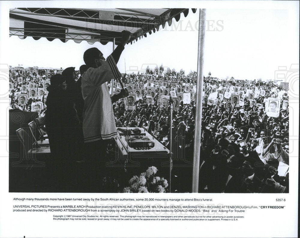 1987 Press Photo Biko Funeral Scene South Africa Cry Freedom Film Movie - Historic Images