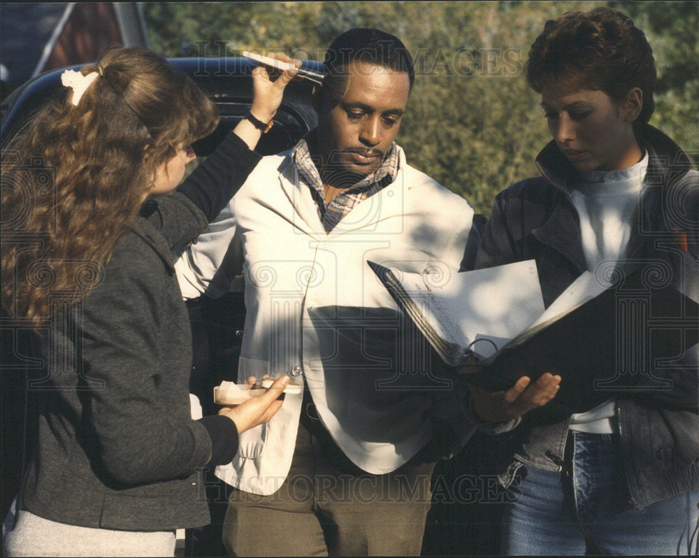 1988 Press Photo Steve Dixon Actor Preparing Scene Carrier Film Movie - Historic Images