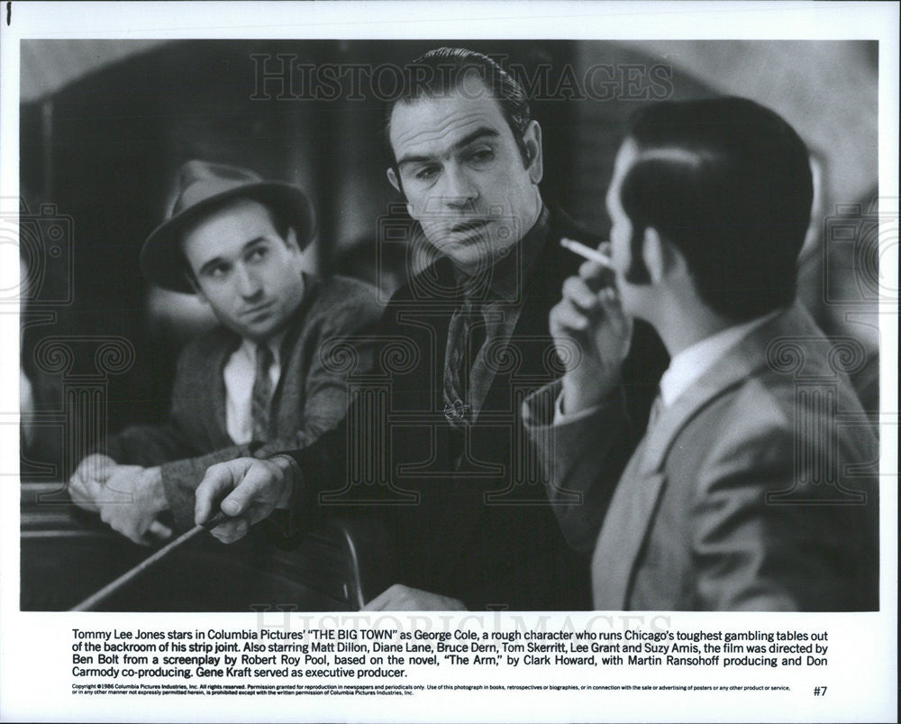 1986 Press Photo Tommy Lee Jones Actor Big Town Drama Film Movie - Historic Images