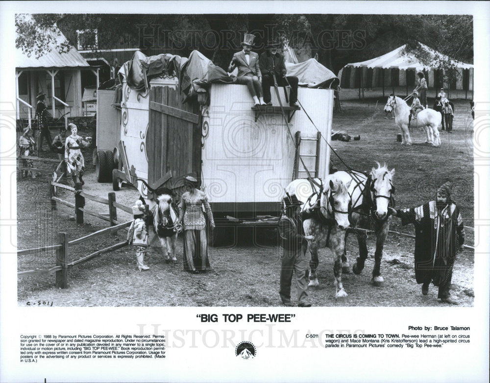 1988 Press Photo Pee-wee Herman and Kris Kristofferson in &quot;Big Top Pee-wee&quot; - Historic Images