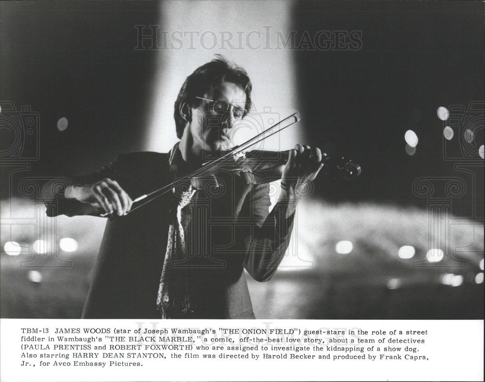 Press Photo James Woods Stars As A Street Fiddler In &quot;The Black Marble&quot; - Historic Images