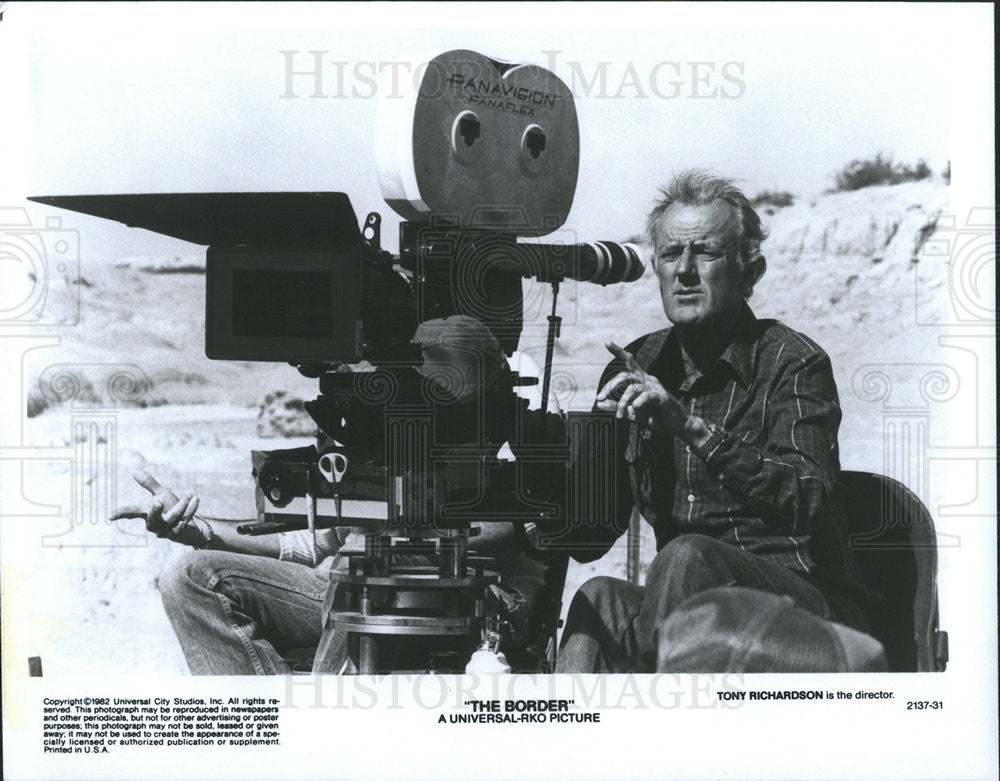 1982 Press Photo Tony Richardson Directs &quot;The Border&quot; - Historic Images