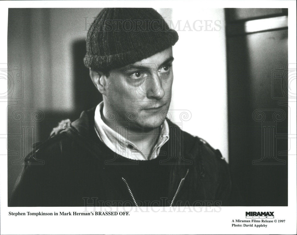 1997 Press Photo Stephen Tompkinson Stars In &quot;Brassed Off&quot; - Historic Images