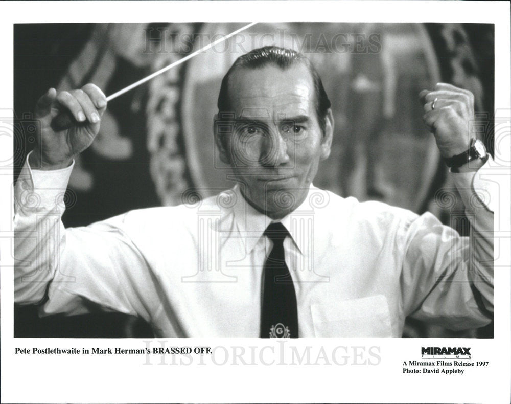 1997 Press Photo Pete Postlethwaite Stars In &quot;Brassed Off&quot; - Historic Images