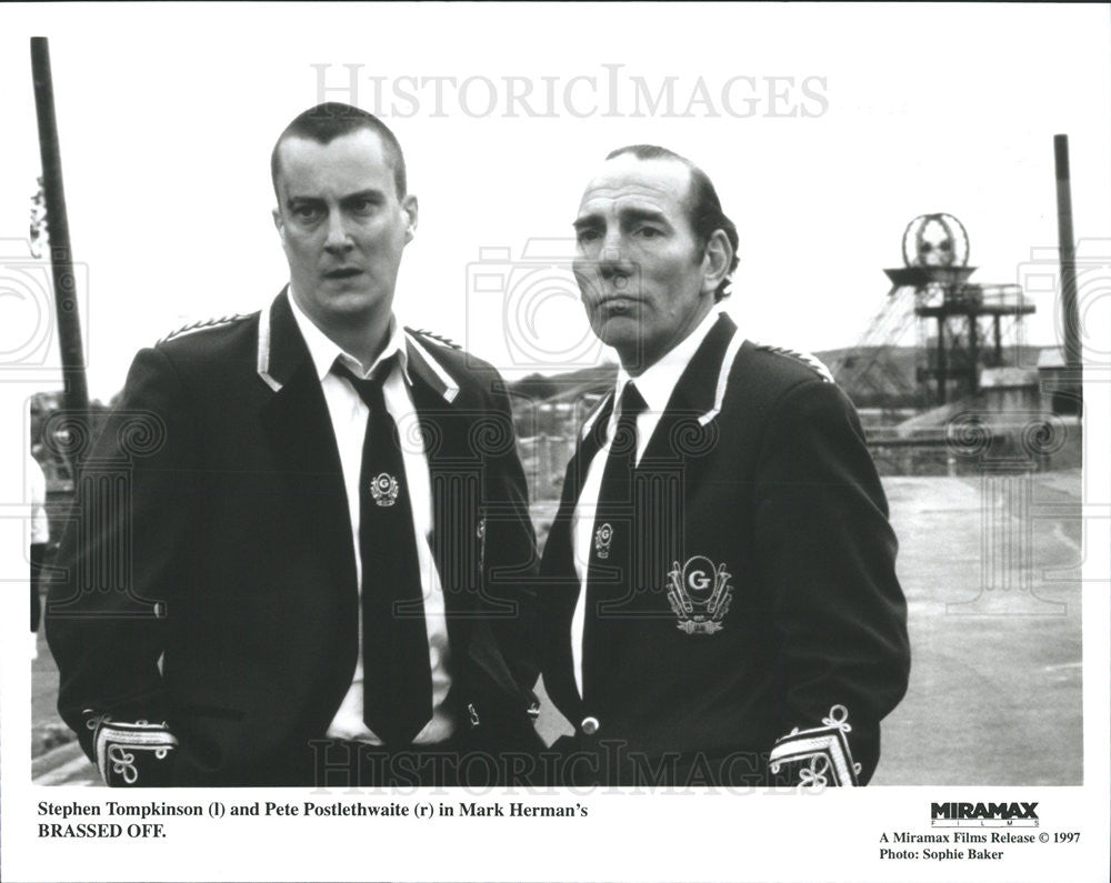 1997 Press Photo Stephen Tompkinson &amp; Pete Postlethwaite Star In &quot;Brassed Off&quot; - Historic Images