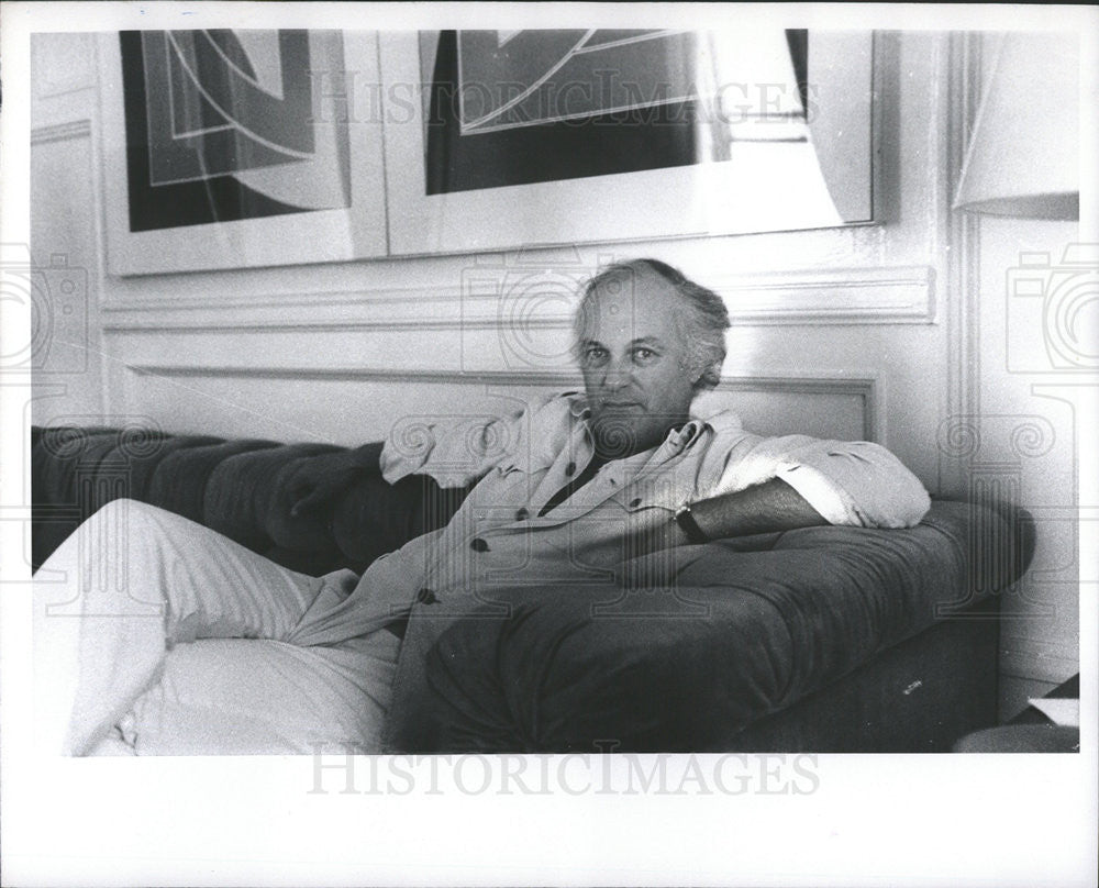 Press Photo Guy Sitting On Couch Detroit News Freelance Photography - Historic Images