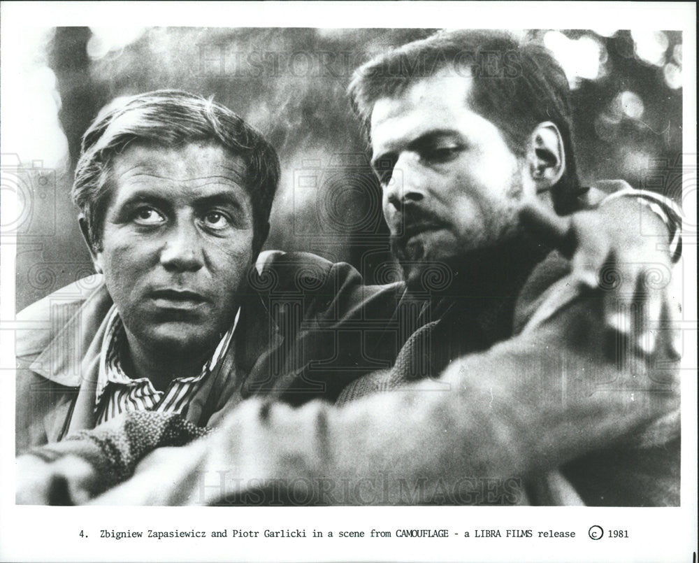 1981 Press Photo Zbigniew Zapasiewicz and Piotr Garlicki in &quot;Camouflage&quot; - Historic Images