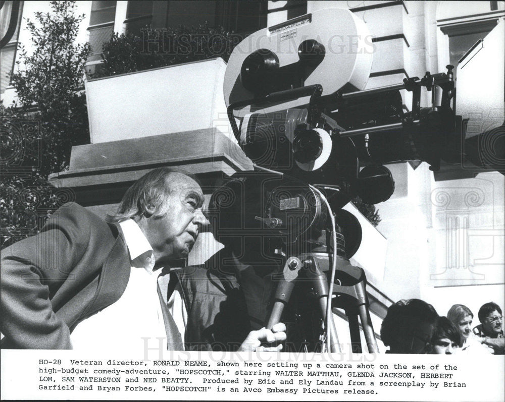 1980 Press Photo &quot;Hopscotch&quot; Director Ronald Neame on set - Historic Images