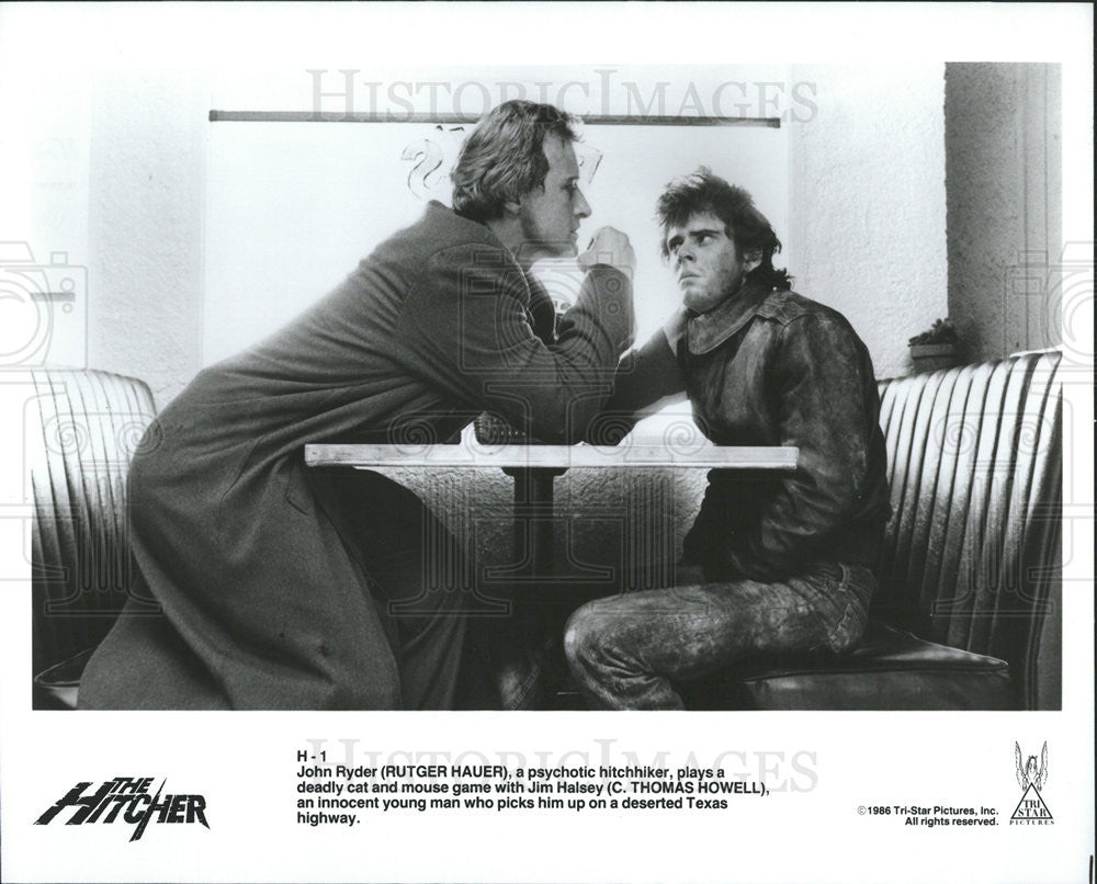 1986 Press Photo Rutger Hauer, C. Thomas Howell in &quot;The Hitcher&quot; - Historic Images