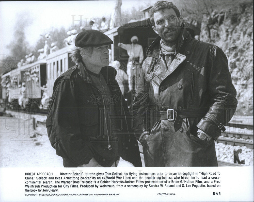 1983 Press Photo Director Brian G Hutton With Tom Sellleck On Set - Historic Images