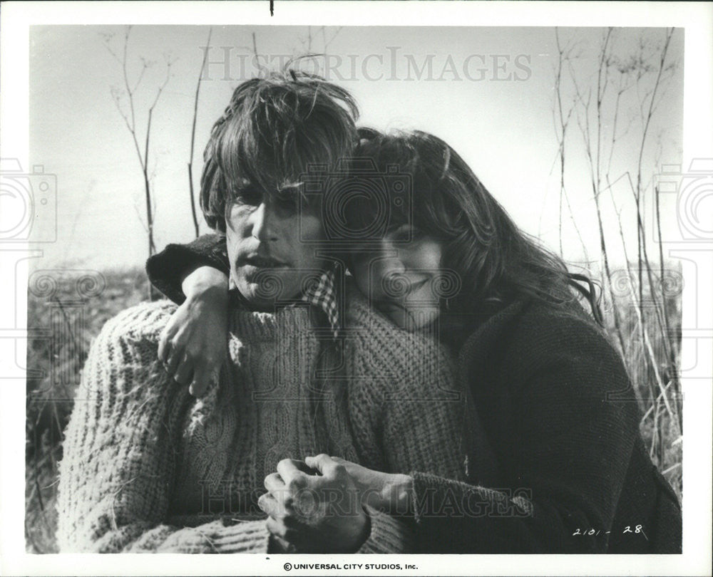 1977 Press Photo Henry Winkler and Sally Field in &quot;Heroes&quot; - Historic Images