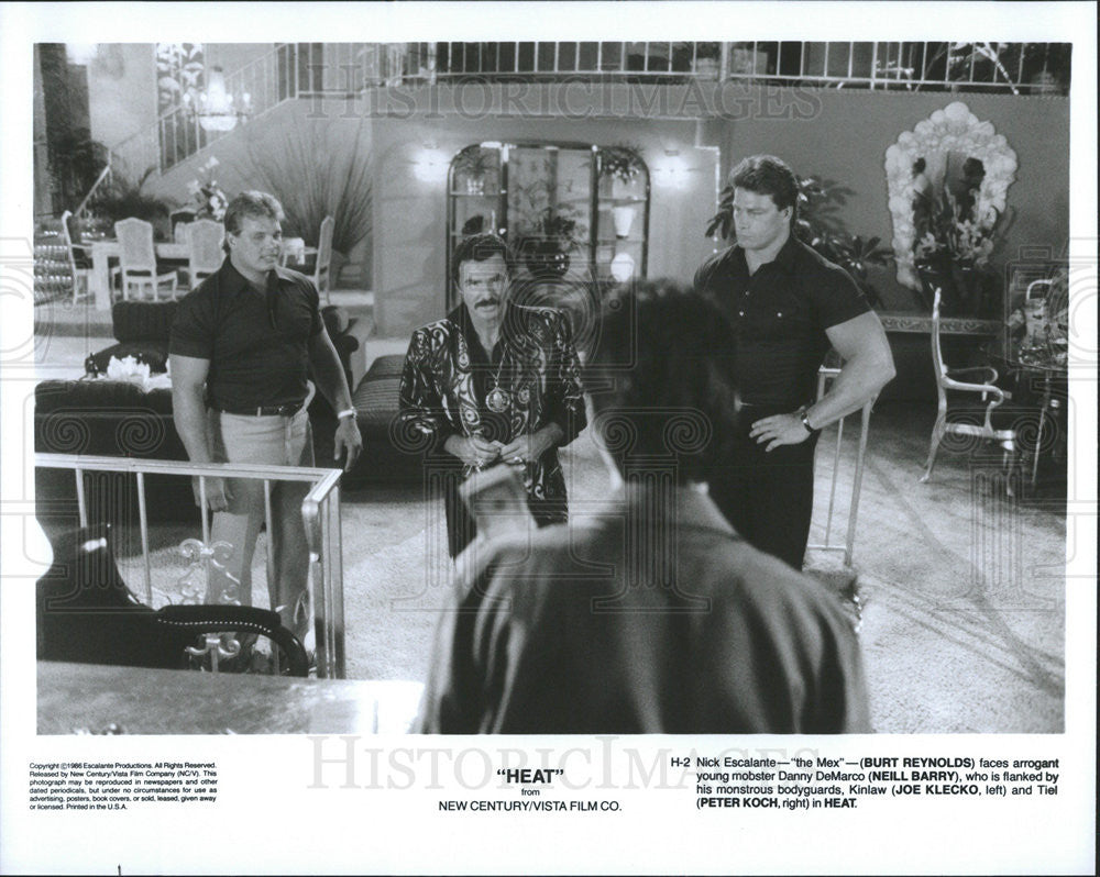 1986 Press Photo Burt Reynolds, Neill Barry, Joe Klecko and Peter Koch in &quot;Heat&quot; - Historic Images