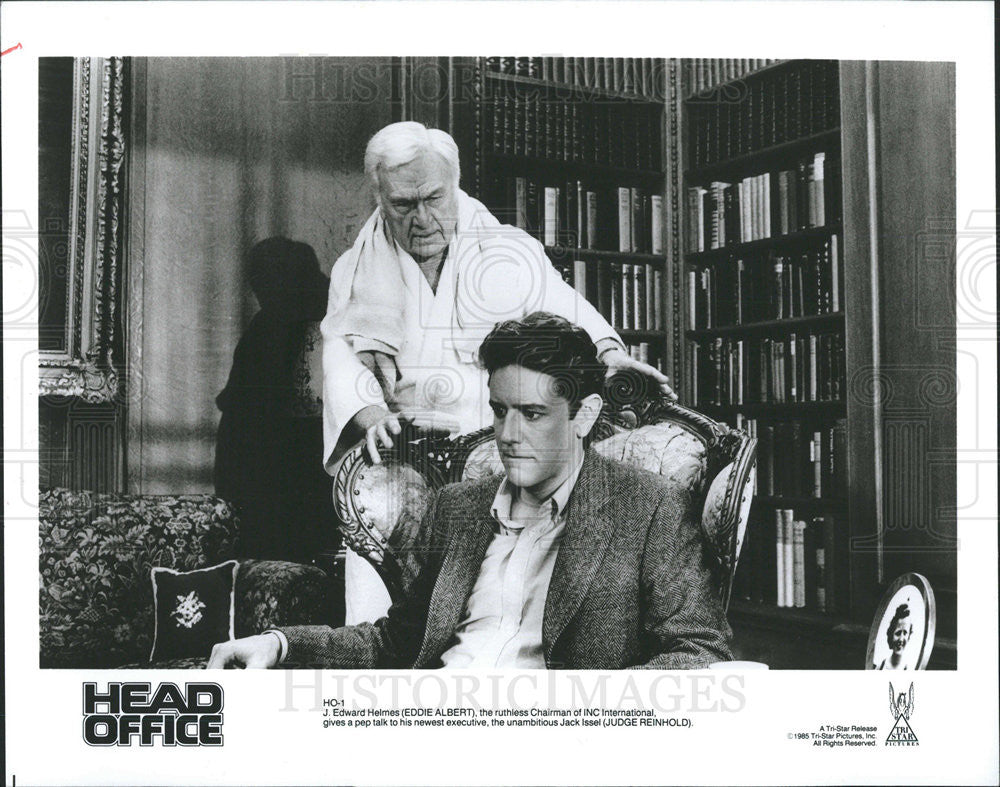 1985 Press Photo Eddie Albert &amp; Judge Reinhold Star In Head Office - Historic Images