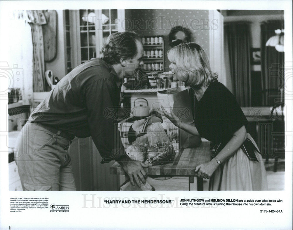 1987 Press Photo John Lithgow and Melinda Dillon in &quot;Harry And The Hendersons&quot; - Historic Images