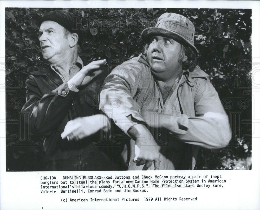 1979 Press Photo Red Buttons &amp; Chuck McCann As Inept Burglars In &quot;C.H.O.M.P.S&quot; - Historic Images