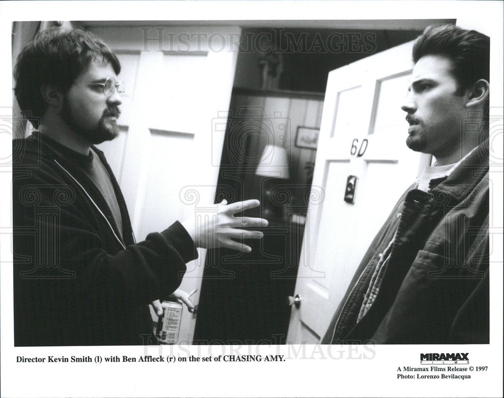 1997 Press Photo Kevin Smith Director Ben Affleck Actor Chasing Amy Movie Set - Historic Images