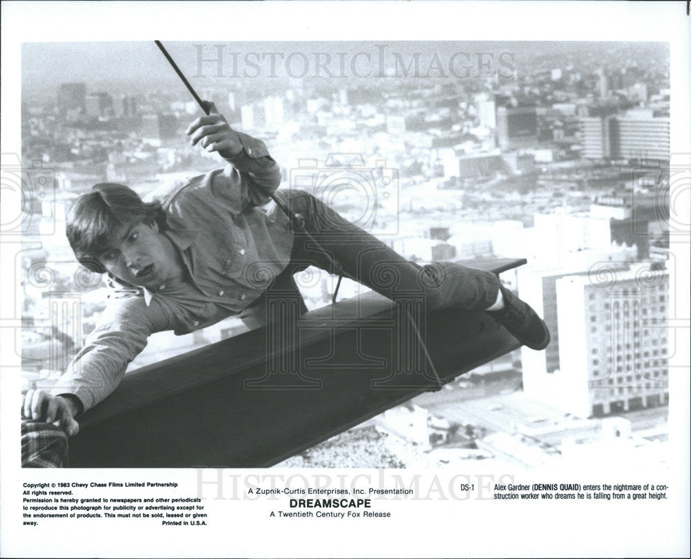 1983 Press Photo Dreamscape Film Dennis Quaid Skyscraper Fall Dream Scene - Historic Images