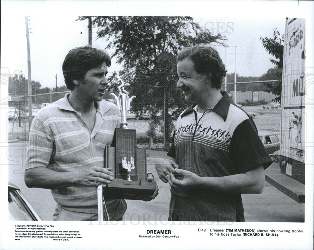 1979 Press Photo Dreamer Film Tim Matheson Richard Shull Showing Bowling Trophy - Historic Images