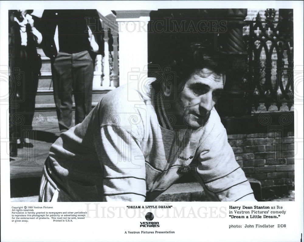 1989 Press Photo Dream A Little Dream Film Actor Harry Dean Stanton Scene - Historic Images