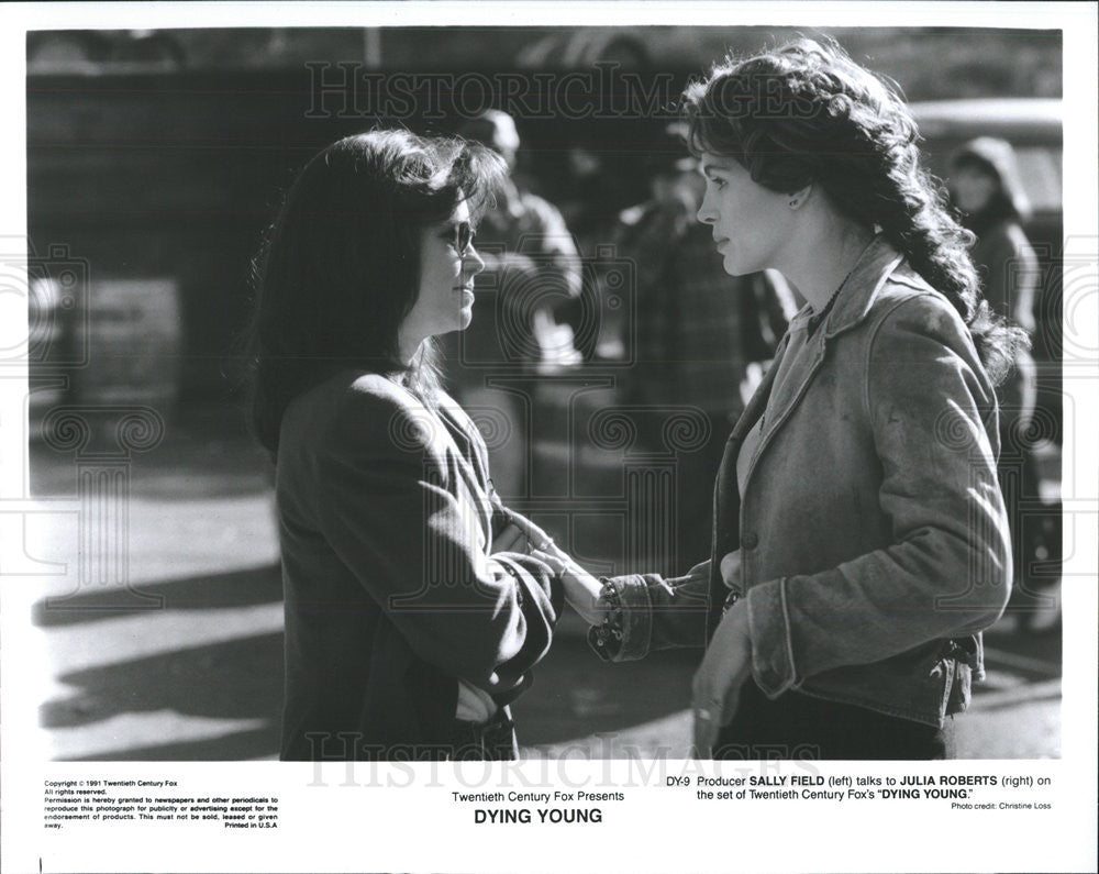 1991 Press Photo &quot;Dying Young&quot; Producer Sally Field and Actor Julia Roberts - Historic Images