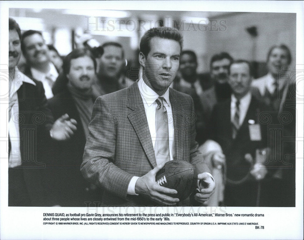 1988 Press Photo Everybody&#39;s All-American Film Dennis Quaid Holding Football - Historic Images