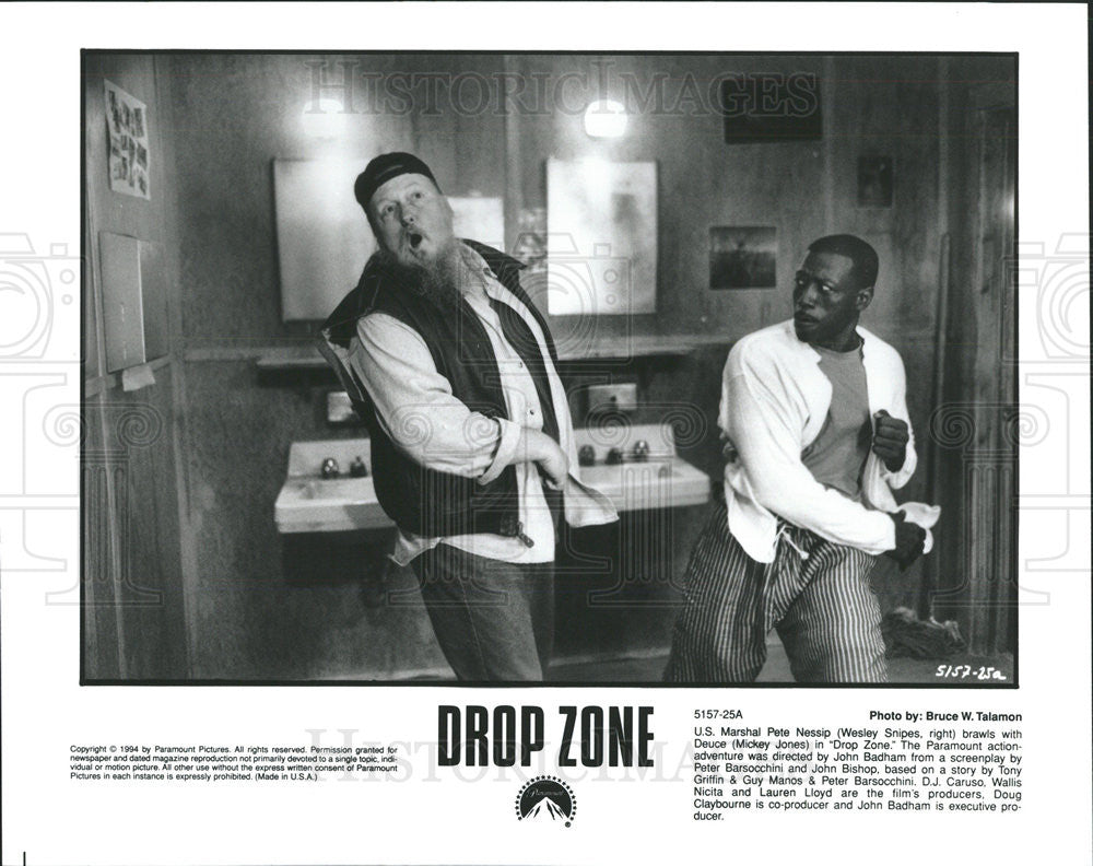 1994 Press Photo Wesley Snipes, Mickey Jones in &quot;Drop Zone&quot; - Historic Images