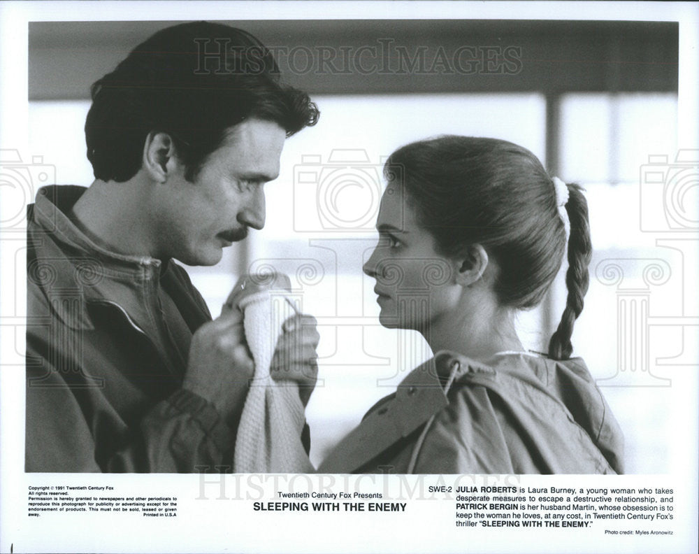 1991 Press Photo Julia Roberts, Patrick Bergin In &quot;Sleeping With The Enemy&quot; - Historic Images