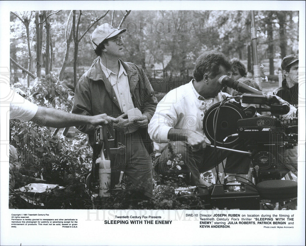 1991 Press Photo &quot;Sleeping With The Enemy&quot; Director Joseph Ruben on set - Historic Images