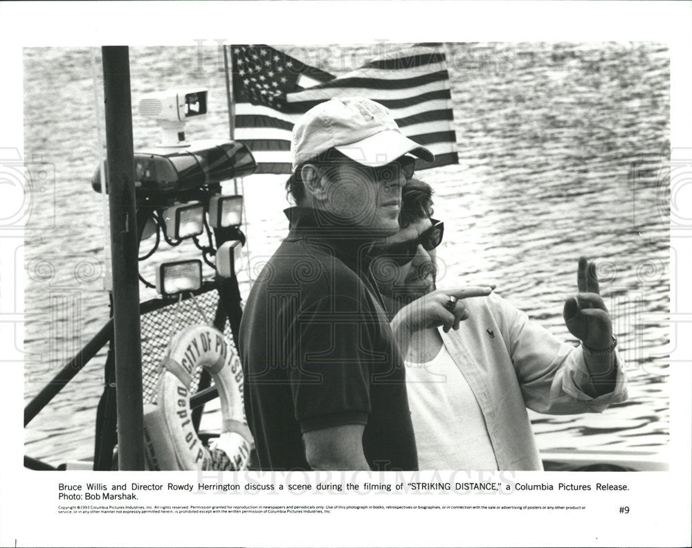 1993 Press Photo Bruce Willis &amp; Director Rowdy Herrington, &quot;Striking Distance&quot; - Historic Images