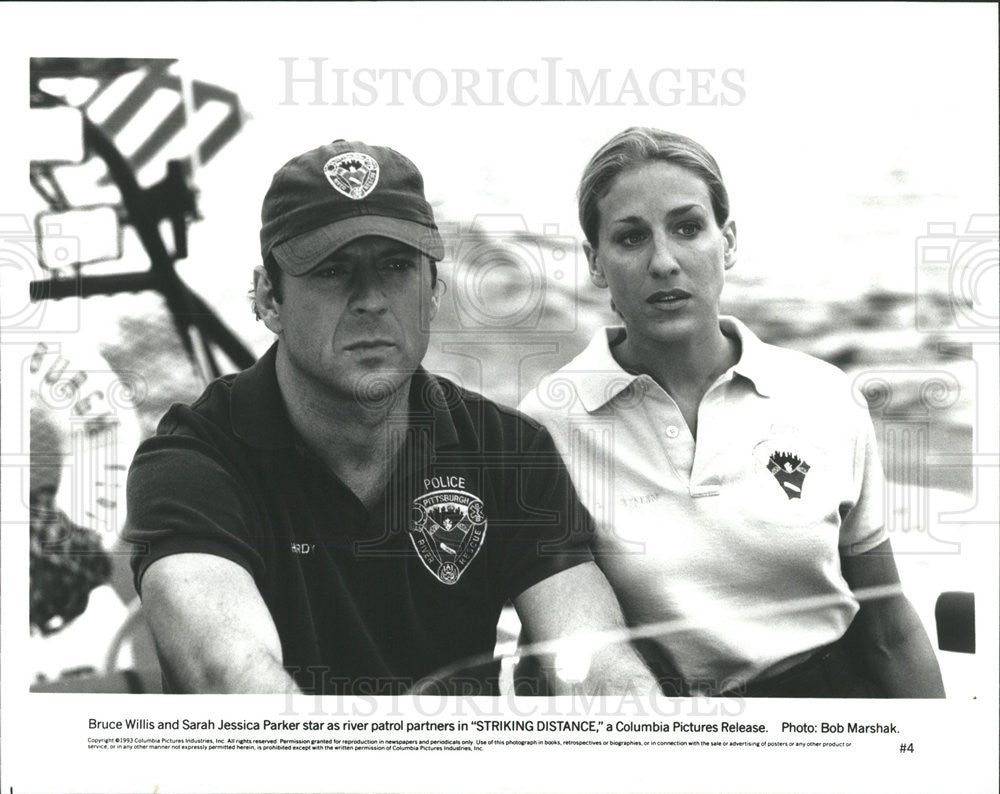 1993 Press Photo Bruce Willis and Sarah Jessica Parker in &quot;Striking Distance&quot; - Historic Images