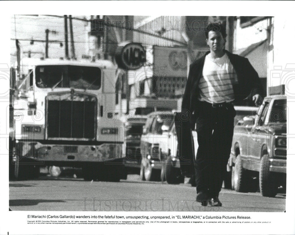 1992 Press Photo Carlos Gallardo Actor El Mariachi Mexican American Action Movie - Historic Images