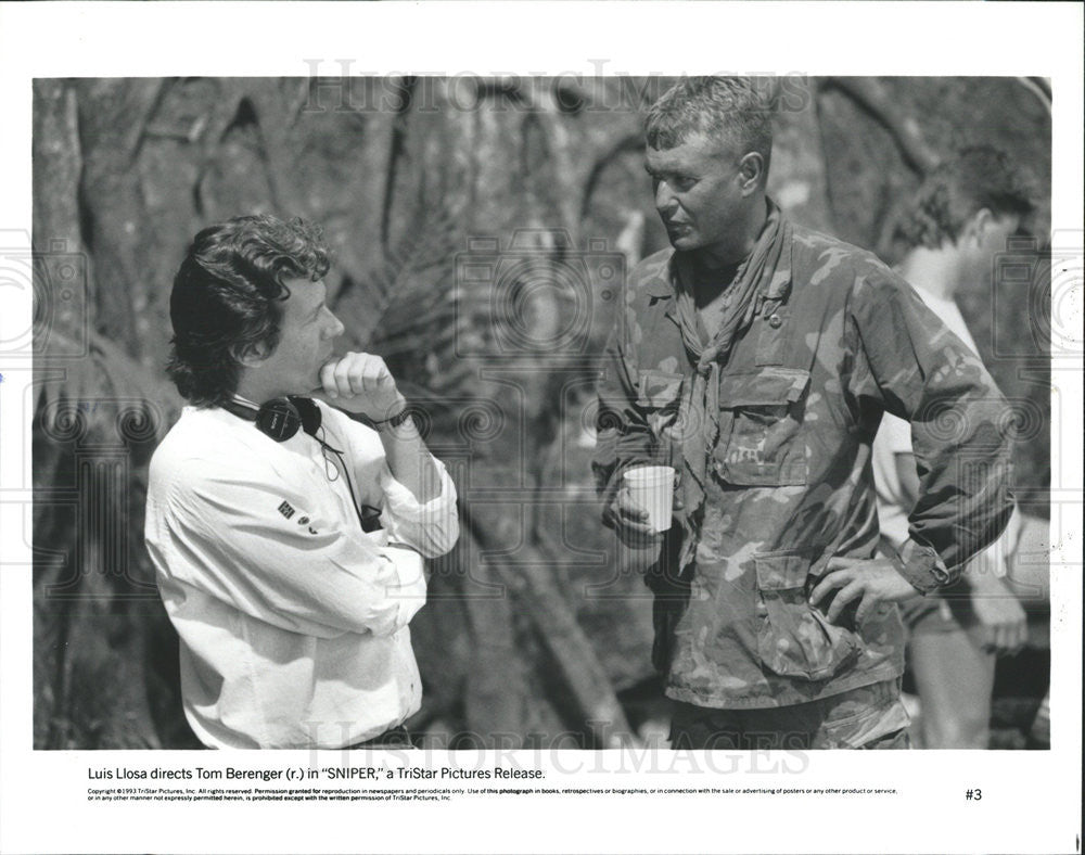 1993 Press Photo Luis Llosa Directs Tom Berenger In &quot;Sniper&quot; - Historic Images