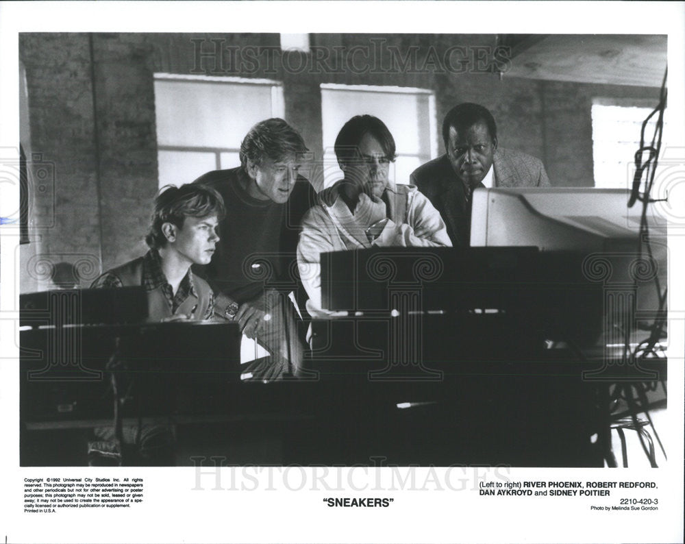 1992 Press Photo River Phoenix, Robert Redford, Dan Aykroyd &quot;Sneakers&quot; - Historic Images