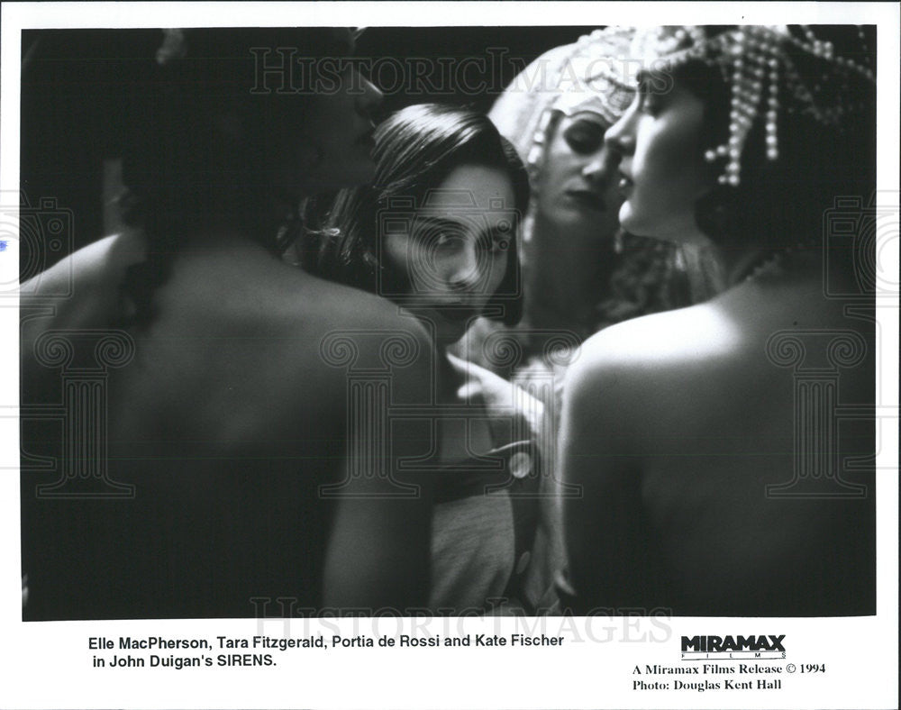 1994 Press Photo Elle MacPherson, Tara Fitzgerald &amp; Portia De Rossi In &quot;Sirens&quot; - Historic Images