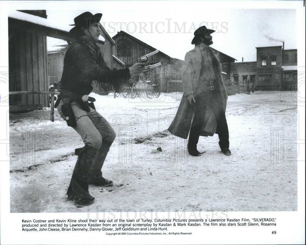 1985 Press Photo Kevin Costner And Kevin Kline Star In &quot;Silverado&quot; - Historic Images