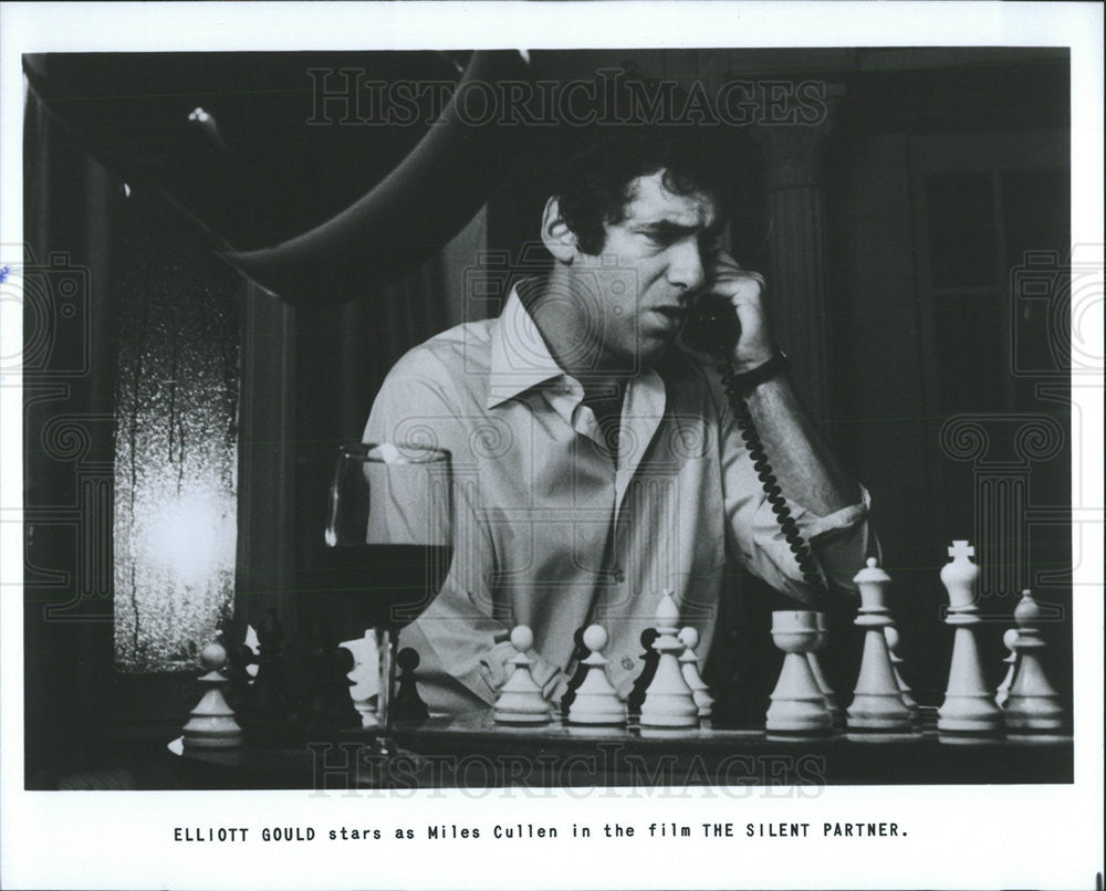 Press Photo Elliott Gould Stars As Miles Cullen In &quot;The Silent Partner&quot; - Historic Images