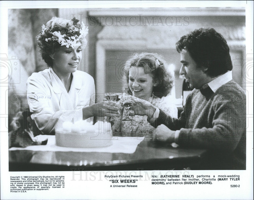 1982 Press Photo Katherine Healy, Mary Tyler Moore, Dudley Moore in &quot;Six Weeks&quot; - Historic Images