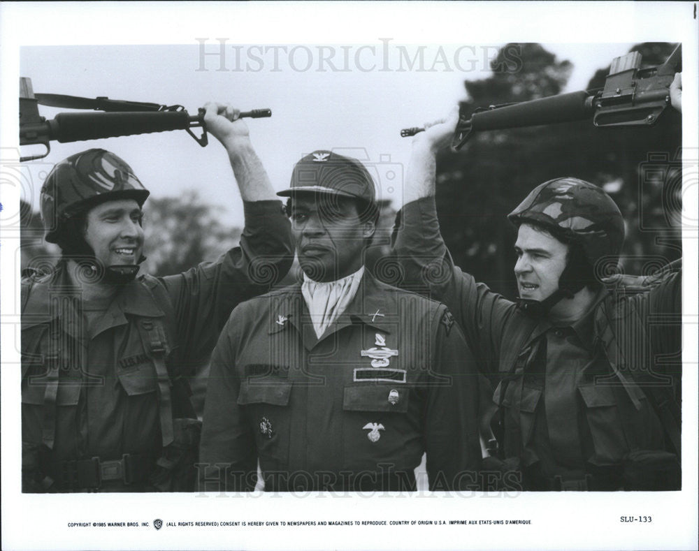 1985 Press Photo Bernie Casey, Dan Aykroyd, Chevy Chase in &quot;Spies Like Us&quot; - Historic Images