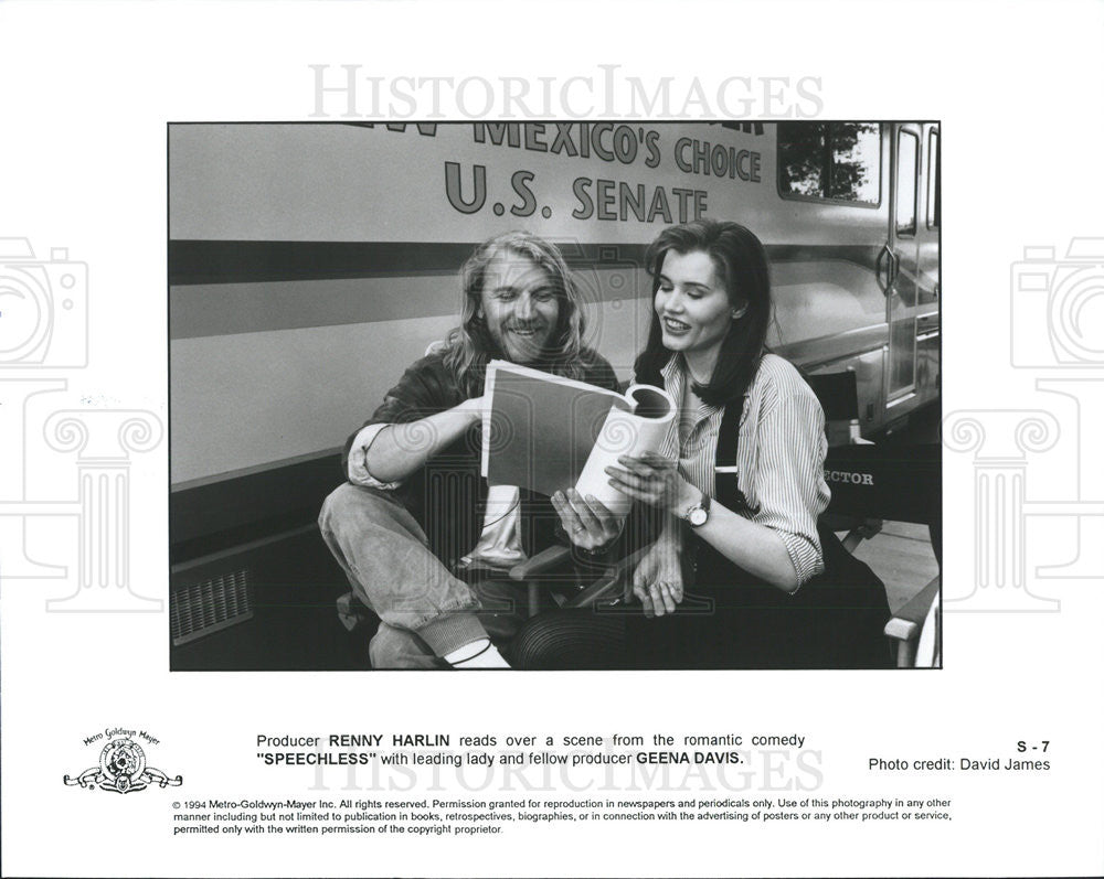 1994 Press Photo Producer Renny Harlin Reads Scene From Speechless - Historic Images