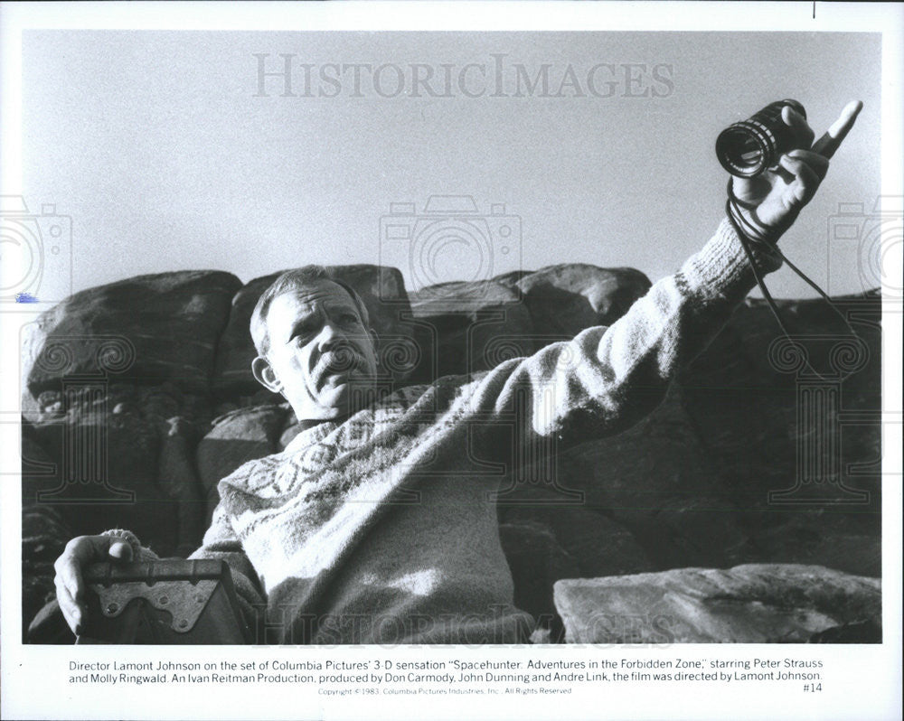 1983 Press Photo Director Lamont Johnson On Set - Historic Images