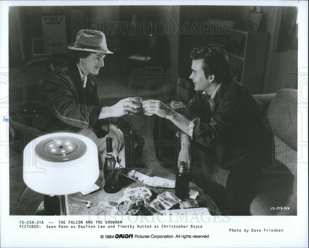 1984 Press Photo Sean Penn &amp; Timothy Hutton Star In &quot;The Falcon And The Snowman&quot; - Historic Images