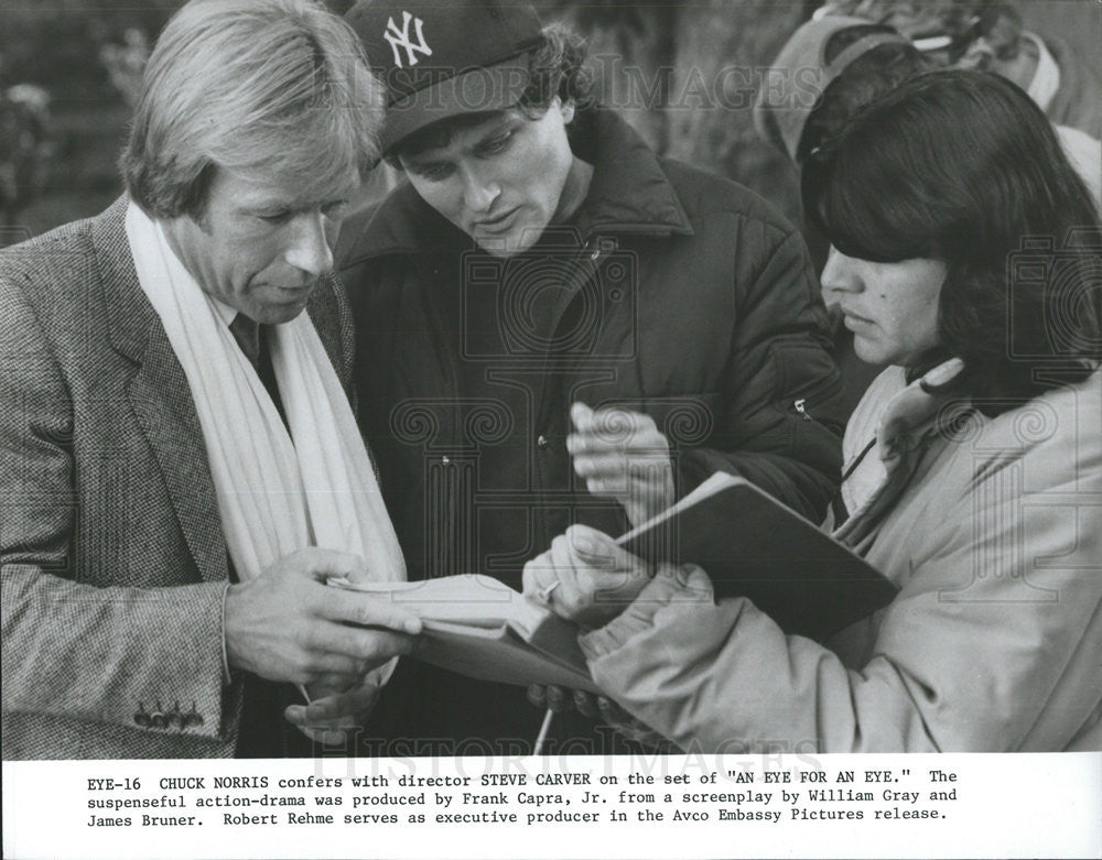 1981 Press Photo An Eye for an Eye Chuck Norris director Steve Carver - Historic Images