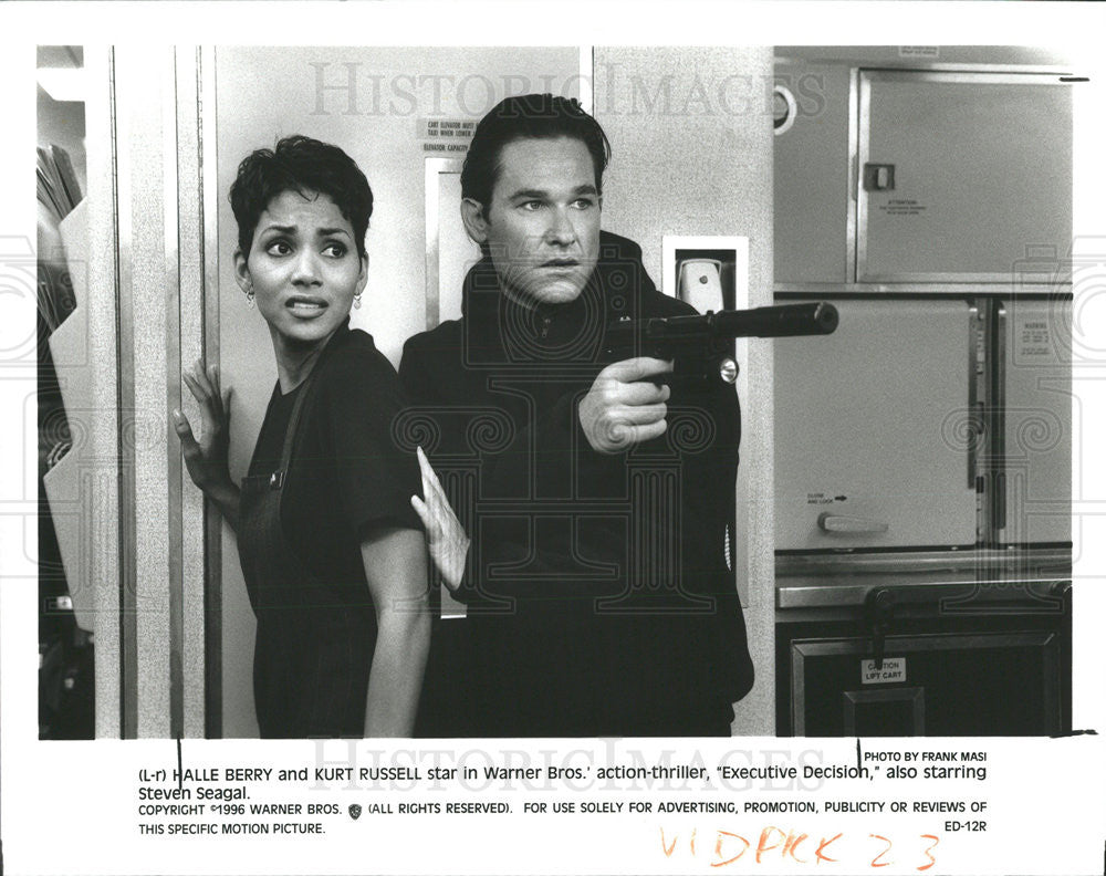 1996 Press Photo Kurt Rusell &amp; Halle Barry Star In Executive Decision - Historic Images