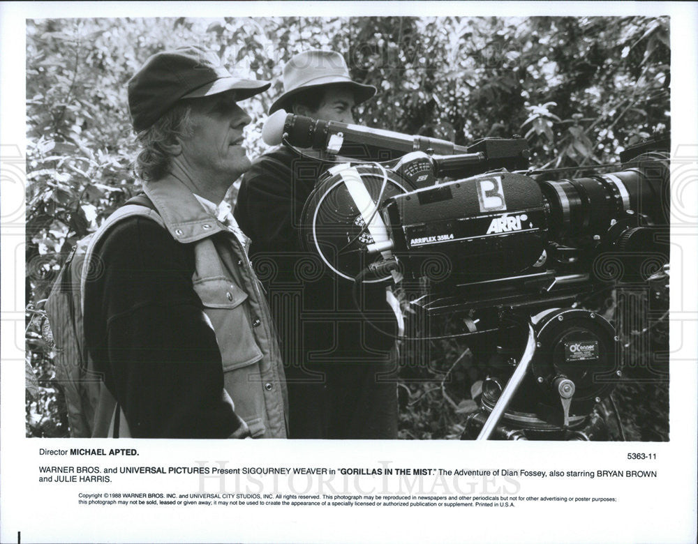 1988 Press Photo Gorillas in the Mist director Michael Apted - Historic Images