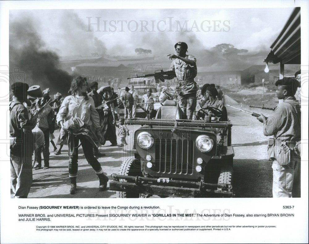 1988 Press Photo Sigourney Weaver Stars As Dian Fossey In &quot;Gorillas In The Mist&quot; - Historic Images