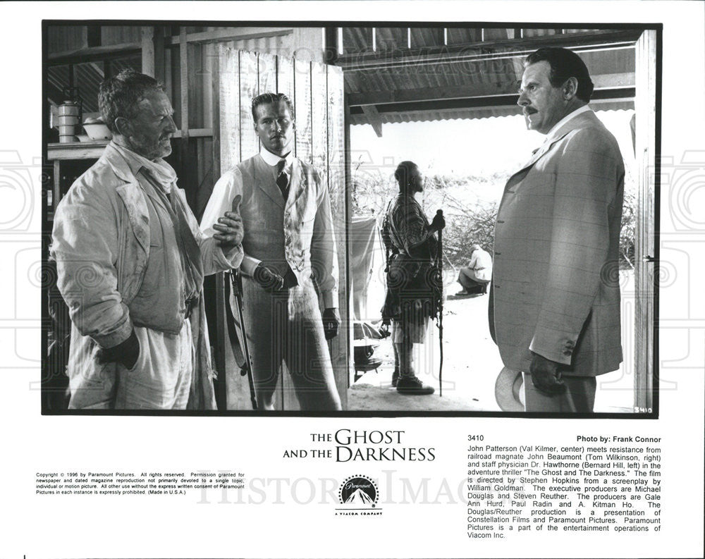 1996 Press Photo Val Kilmer, Tom Wilinson &amp; Hill In &quot;The Ghost And The Darkness&quot; - Historic Images